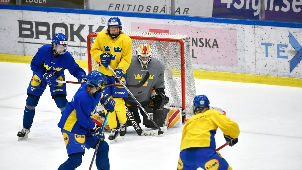 Damkronorna har tränat i Skellefteå Kraft arena på sitt förläger inför OS-kvalet.