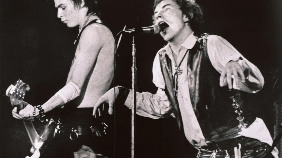 Sid Vicious och Johnny Rotten under en av Sex Pistols konserter 1978. Arkivbild.
