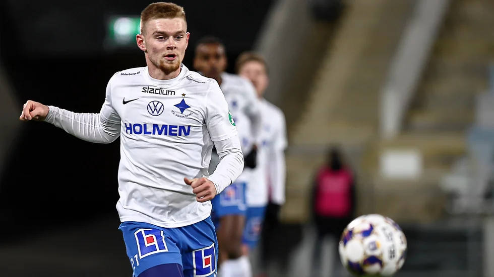 Dino Salihovic gör sin första allsvenska start i karriären. 