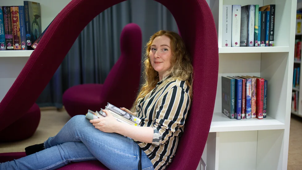 Pandemirestriktionerna har lättat och det är full fart i biblioteket igen. Det är Andrea glad över. 
