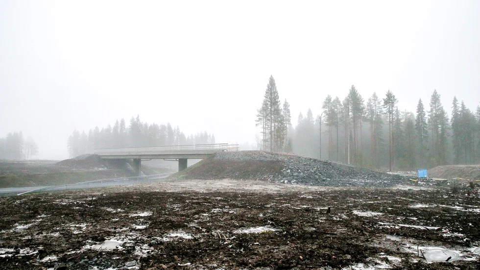 Den stora utmaningen under bygget av Norrbotniabanans första etapp blir logistiken. Den här järnvägsbron kommer att fungera som en vägbro under bortforslandet av dumperlass med överbliven jord.
