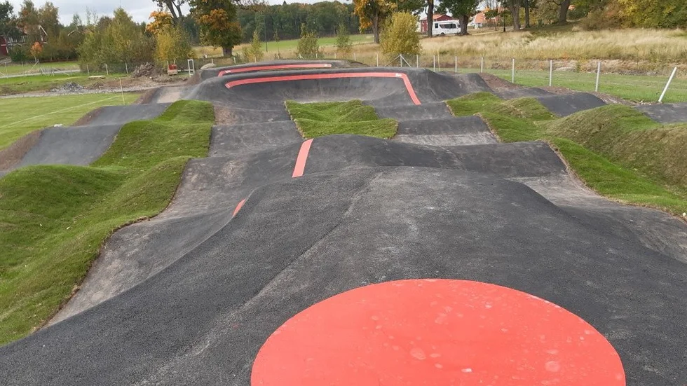 Pumptrack-banan på Toresunds IP har tagits i bruk. Det finns även belysning som möjliggör åkning framåt kvällen. 