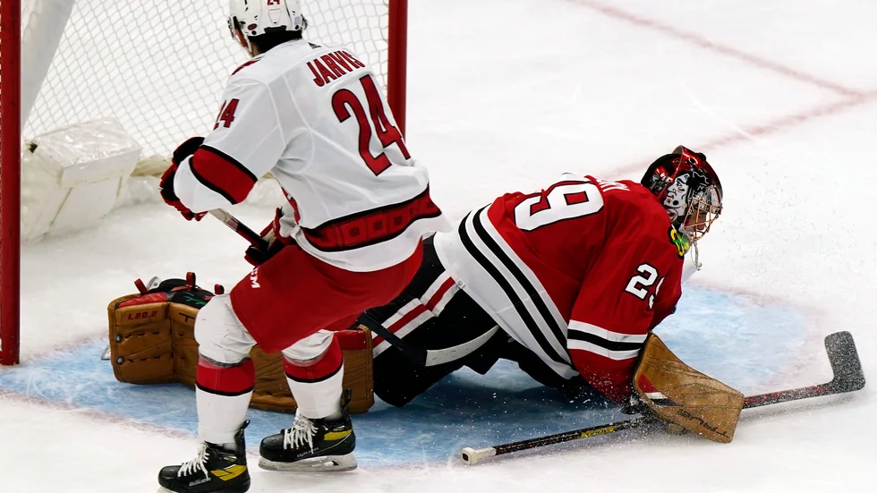Carolinas rookie Seth Jarvis satte NHL-karriärens första mål mot Marc-Andre Fleury i Chicagomålet.