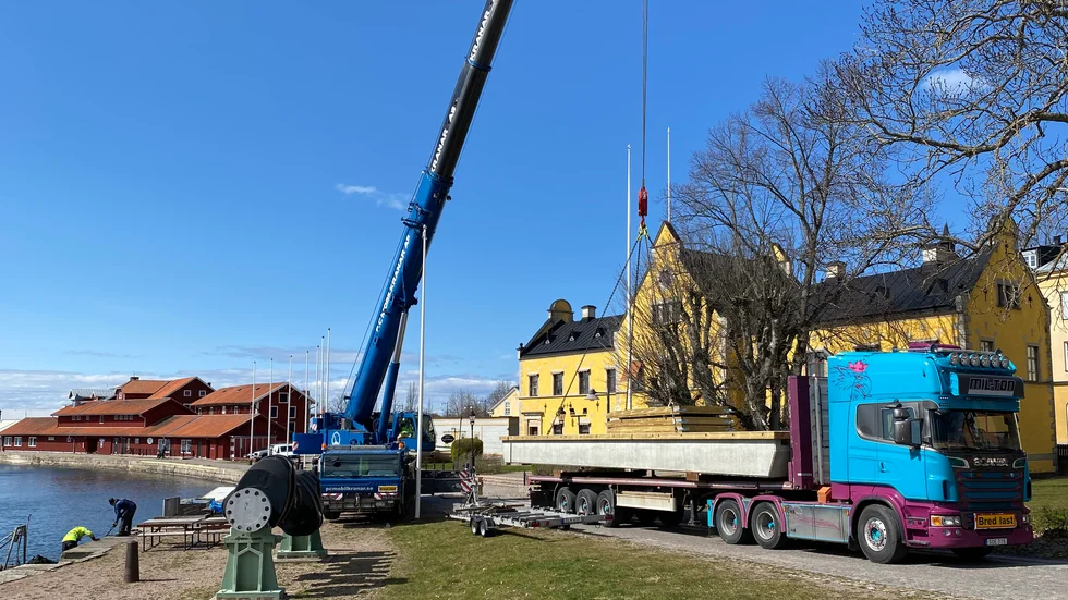 Betongpontonerna lyftes från lastbilen och fördes sakta ner mot vattnet. Se filmen.