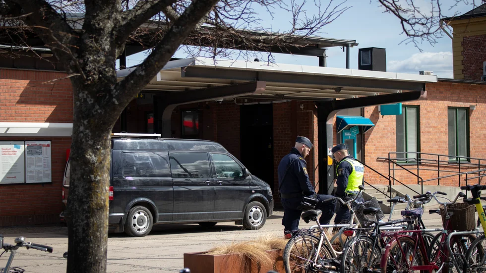 Klockan 10:54 den 15 april kommer det första larmet till SOS: En man har överfallit en kvinna med kniv på tågstationen.