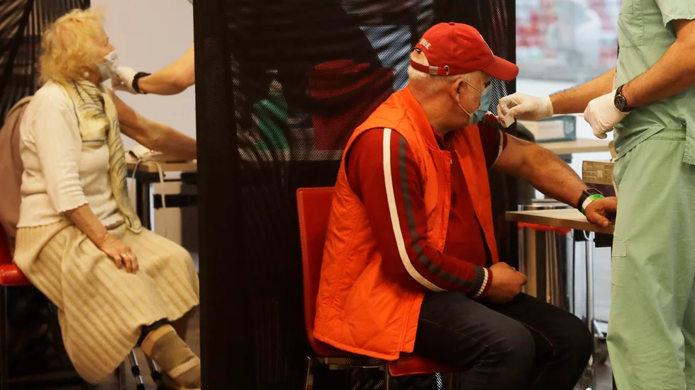 Polacker vaccineras mot covid-19 på ett center som satts upp på en idrottsarena i Warszawa i Polen.