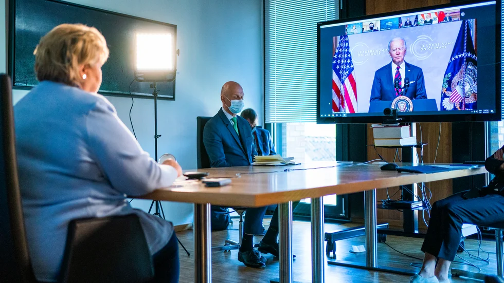 Norges statsminister Erna Solberg lyssnar till Joe Bidens öppningstal.