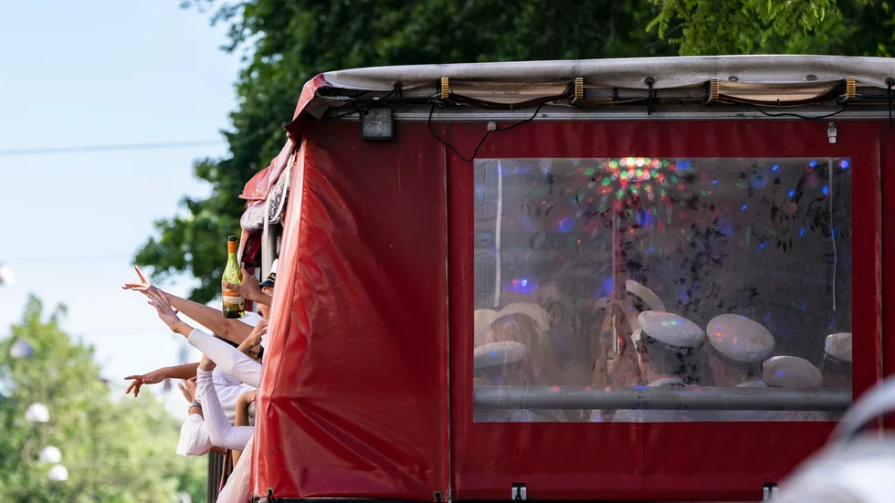 De så kallade partybussarna är ett attraktivt alternativ när studentflaken förbjudits andra året i rad. Arkivbild.