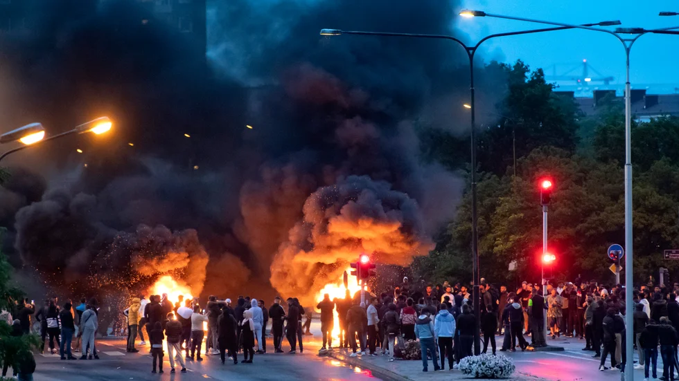 Malmö förra sommaren: Brinnande barrikader på Amiralsgatan i Malmö på fredagskvällen som en reaktion på en koranbränning på Emilstorp i Rosengård. Enligt polisen befann sig 300 personer på Amiralsgatan, vilket helt stoppade trafiken till och från Rosengård. Arkivbild,.