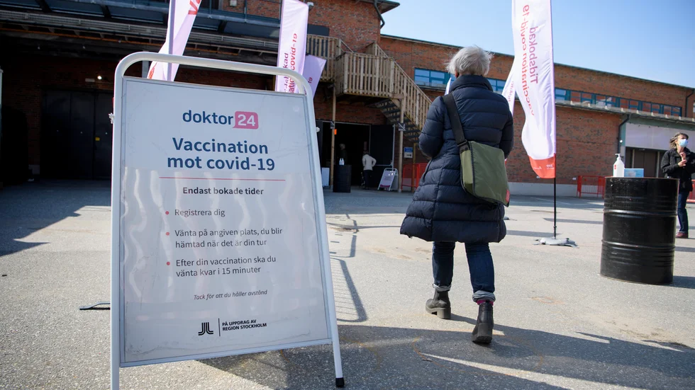 Informationsskylt inför vaccinering i klubblokalen Fållan i Stockholm. Arkivbild.