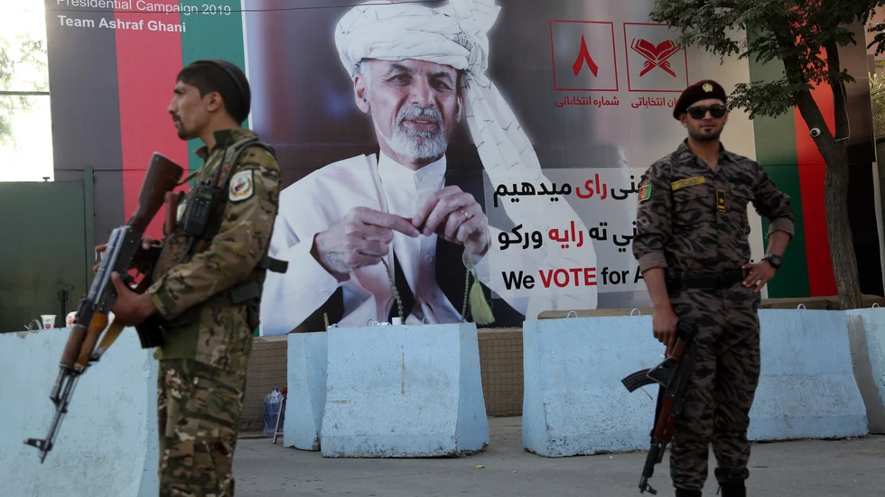 Afghanska regeringssoldater på vakt framför valreklam för president Ashraf Ghani inför presidentvalet i september 2019.