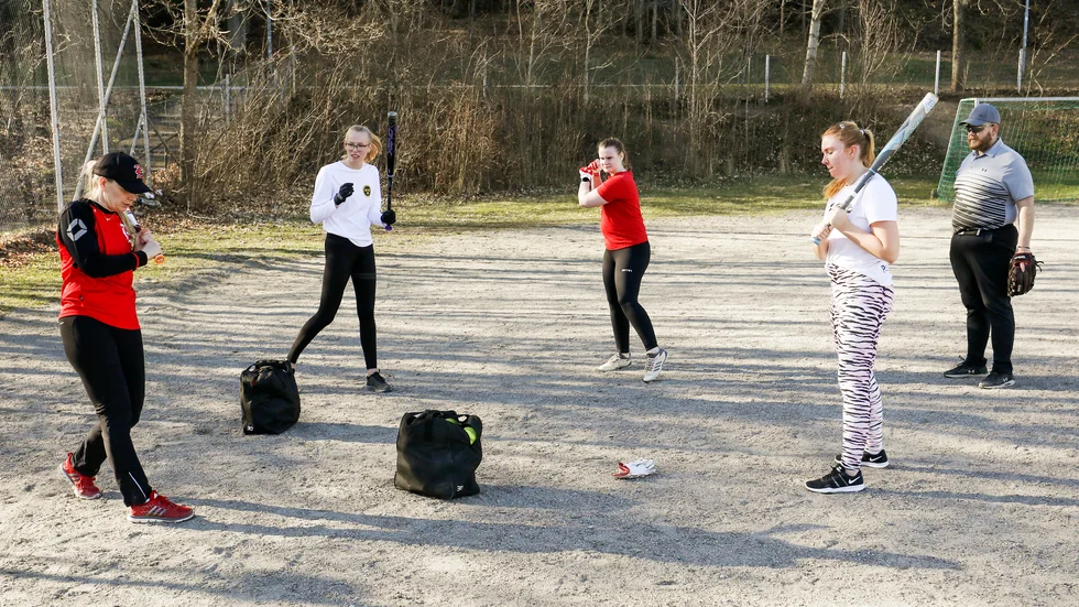Coach Ingrid Törnberg instruerar slagteknik för Lisa Karlsson, Alyssa Granström, Felicia Ladenstedt och Fredrik Granström. 