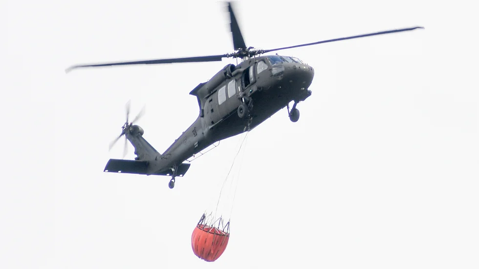 Räddningstjänsten i Västernorrland får hjälp av två helikoptrar i släckningsarbetet även under torsdagen. Helikoptern på bilden är från en annan insats. Arkivbild.