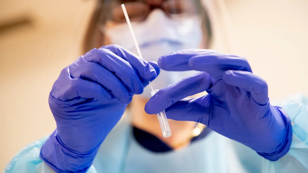 Även vaccinerade ska testa sig för covid-19 om de får symtom.