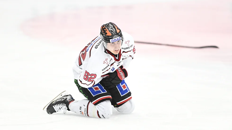 Robert Leino hade svårt att ta sig av isen efter smällen. Arkivbild.