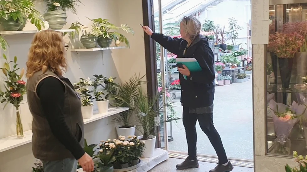 ""Här bör ni sätta utt en skylt med max antal personer som gäller för nästa rum" säger Maria Lamstedt från länsstyrelsen till Annette Hagelin Emilsson vid tillsynen på handelträdgården där 82 personer tillåts totalt i butikens samtliga utrymmen.