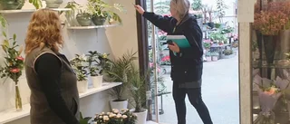 Hon kollar så företagarna i Vimmerby följer pandemilagen