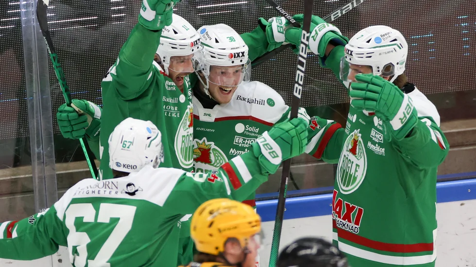 Rögles Erik Andersson klappas om av lagkamraterna efter 2–1-målet mot Skellefteå.