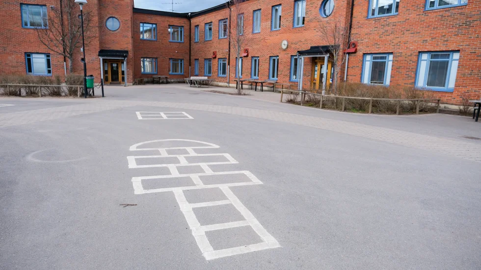 Är tanken att vi ska lämna våra barn på en skola som låter mobbare och våldsamma elever komma tillbaka, skriver föräldrar på Fridtunaskolan.