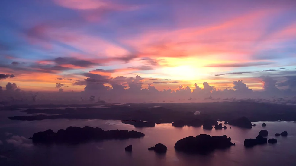 Thailand låter Phuketborna gå före i hopp om att väcka liv i den lidande turistbranschen.