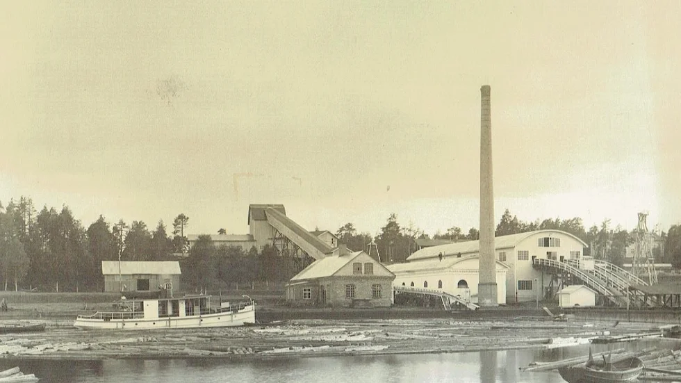 Bogserbåtarna vid sågverksindustrin var som flytande ardennerhästar som drog stora lass timmer och pråmsläp.