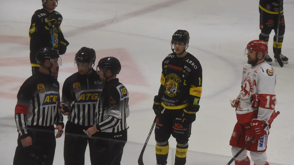 Anton Carlsson i väntan på att domarna diskuterar det första matchstraffet som Troja tilldömdes.