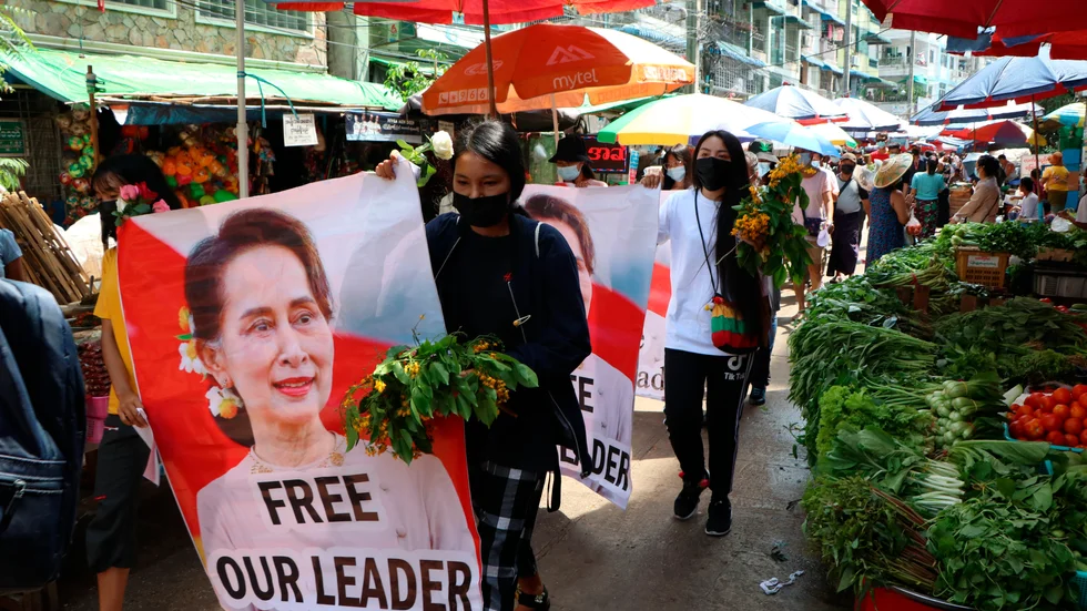 Demonstranter protesterar mot militärjuntan i Rangoon, Myanmar, i april i fjol.