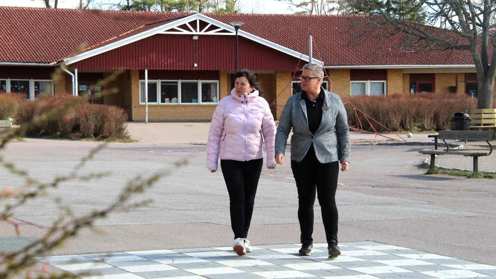 Rektorerna Martina Borg och Charlotta Jonsson, vid Rimforsa skola, vittnar om ett akut behov av skollokaler. "Vi hade behövt vara längre fram i processen", konstaterar de.