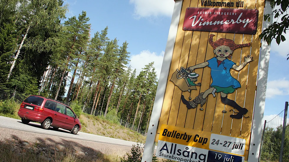Skyltarna med Pippi Långstrump har i många år välkomnat trafikanter till Vimmerby. Nu ska de bland annat moderniseras med digital teknik och belysas. Något det också finns en motion om inlämnad av två socialdemokrater.