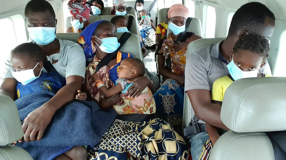 Människor på flykt från den våldsamma jihadistattacken mot den moçambikiska staden Palma. Arkivbild från 1 april.