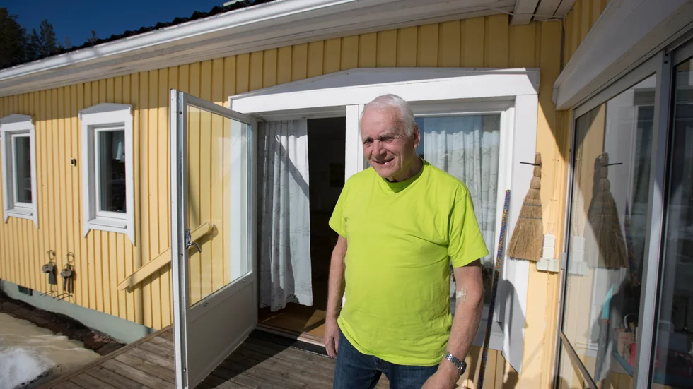 78-årige Hans Engström har arbetat sedan han var 14 år. Långt efter pensionen har han fortsatt hjälpa sonen Erik som tog över åkeriet för snart 18 år sedan. Men just innan påsk var olyckan framme. Hans ramlade på väg upp i lastbilskranen och bröt han nacken på två ställen utan att bli förlamad. "Jag hade änglavakt".