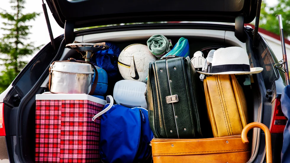 Mannen visste inte att man måste surra fast sitt bagage inne i bilen. Nu döms han. Bilden föreställer en annan bil.