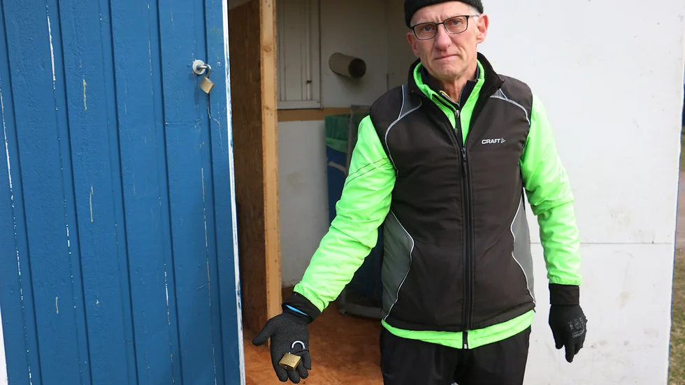 Östen Blomqvist som jobbar ideellt med att sköta pantstationen är frustrerad. "Varje krona vi får in är guld värd. Det går till ungdomsverksamheten", säger han.