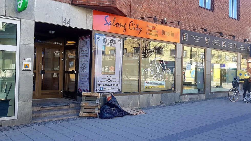 Det blev svårt att bedriva en fungerande verksamhet i den lilla lokalen på Storgatan i Luleå så salong City valde att flytta till större lokaler en bit längre bort på gatan. Men nu öppnar den gamla salongen upp också och riktar sig mot personer i riskgruppen som kan boka tid.
