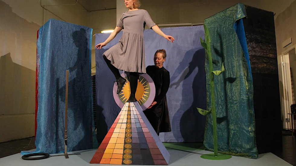 Linn Brodén som flickan Hilma och Eva Carlsson som hennes döda syster i barnproduktionen "Hej Hilma", inspirerad av konstnären Hilma af Klint.