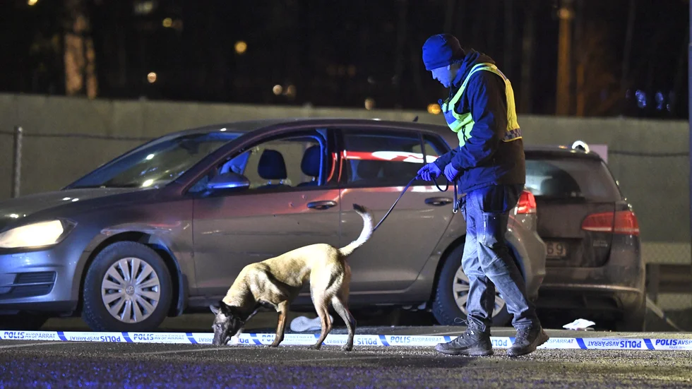 Polis på plats efter skottlossningen vid bensinmacken vid Kungens kurva söder om Stockholm, där en man dödades och en kvinna skadades. Arkivbild.