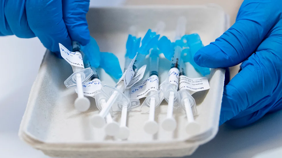 Vaccinet borde räcka nu  för att vaccinera alla över 65, skriver Robert Karlsson.