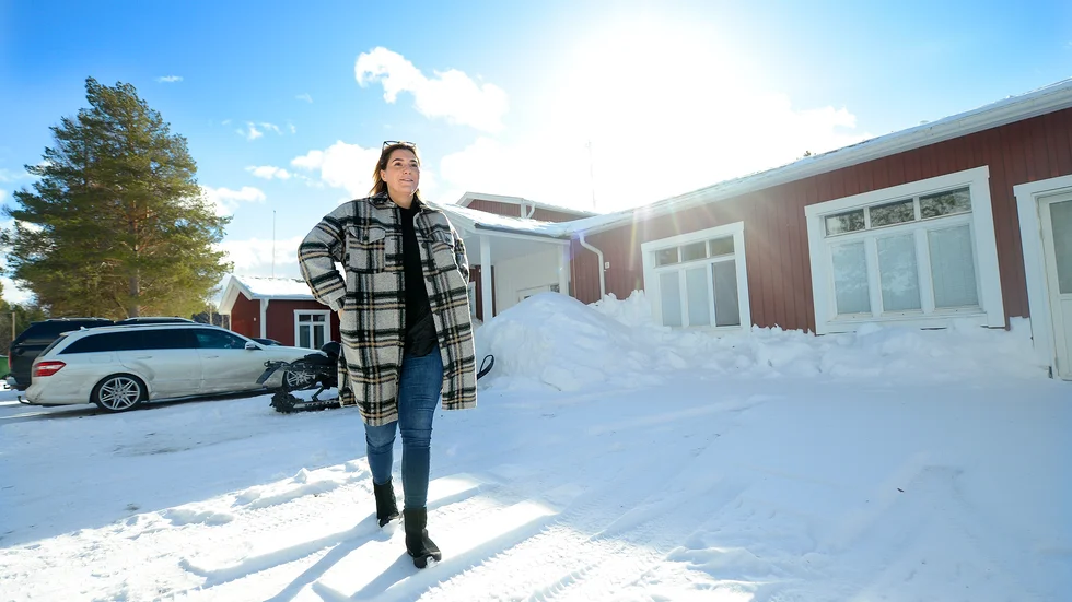 "Det är en helt annan fart i byn nu", säger Emilia Engrund. Här utanför ett av husen i Junosuando där familjeföretaget hyr ut boenden. 