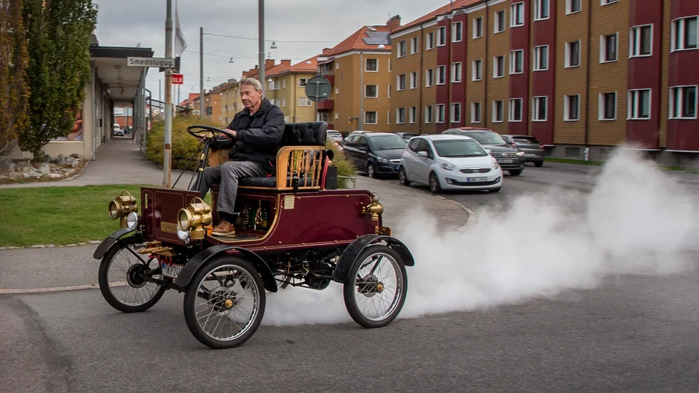 Många vänder sig om och undrar var det är som kommer på gatan.