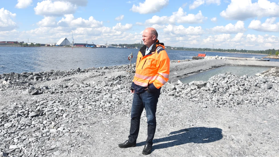 Lars Widelund, hamnchef, väntar på den nya kranen som ska levereras i slutet av året.
