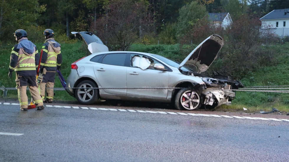 En personbil fastnade i vajerräcket på E4 i höjd med Mora stenar utanför Knivsta på söndagskvällen.