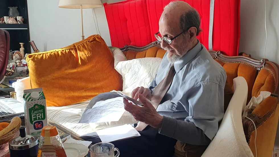 Vad ska jag göra? undrar Gharnik Zadoorian. Det är inte lätt att balansera mellan behovet av hjälp och rädslan att bli smittad, när viss personal inte är vaccinerad mot covid-19.