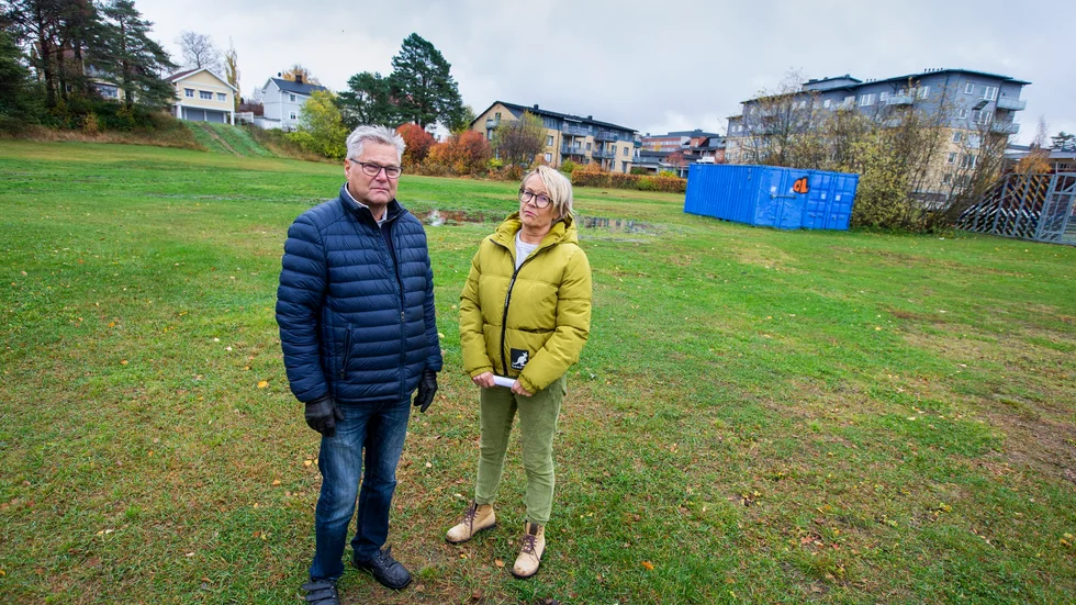 Nils Rinander och Lisbeth Zetterström är oroliga inför att den nya detaljplanen för kvarteret Svanen ska presenteras inom kort. "Det är pressande att leva under den här situationen. Grannar är deppade, men vi står eniga om att ta striden", säger Nils Rinander.