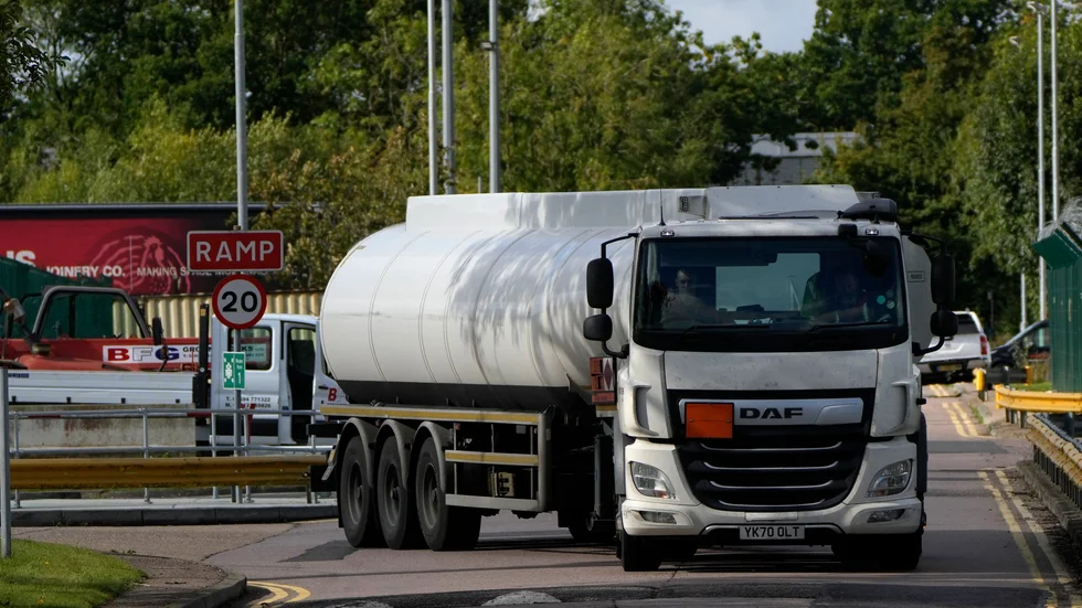 En tankbil lämnar Buncefield-terminalen i Hemel Hempstead, en av de platser där soldater nu satts in för att hjälpa till med bränsleleveranser.