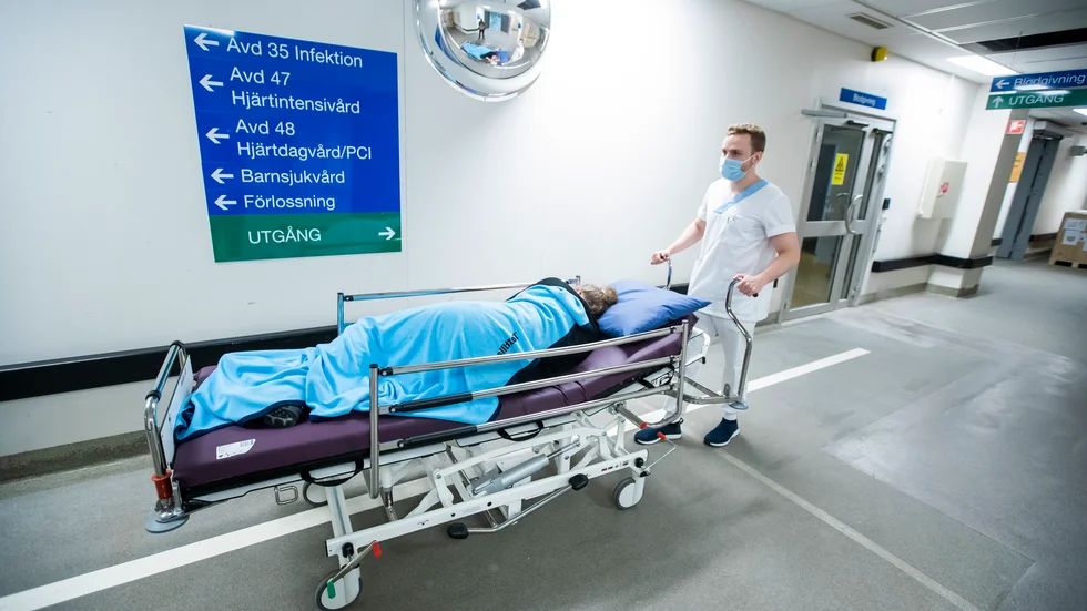 Personalen inom hälso- och sjukvården har dragit det absolut tyngsta lasset under pandemin, skriver debattörerna.