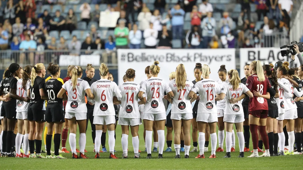 Spelarna i Washington Spirit och Gotham FC samlades i en tyst protest.