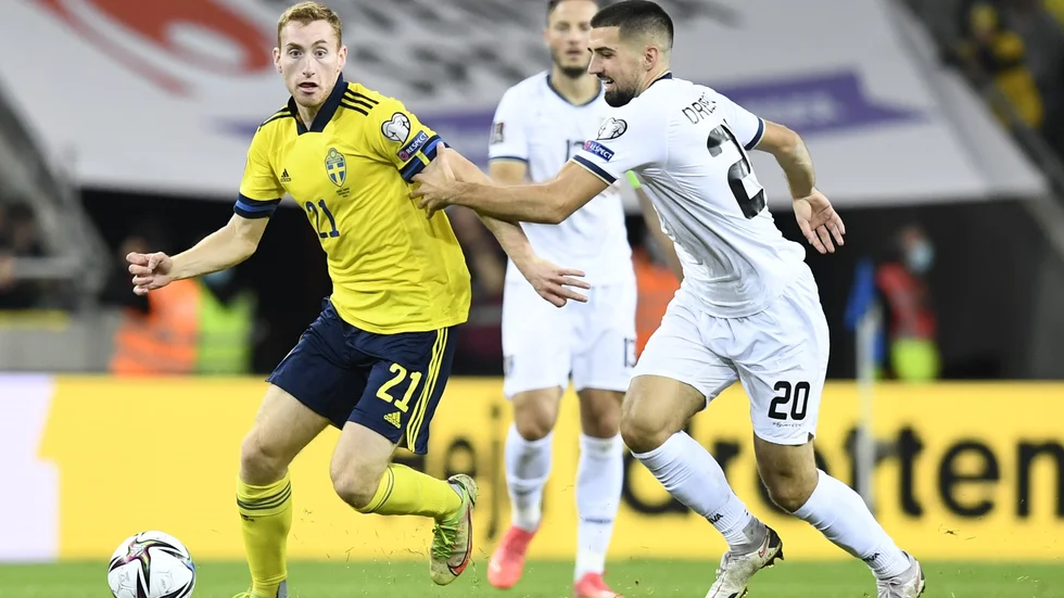 Dejan Kulusevski är avstängd mot Grekland på tisdag och lämnar landslagstruppen.