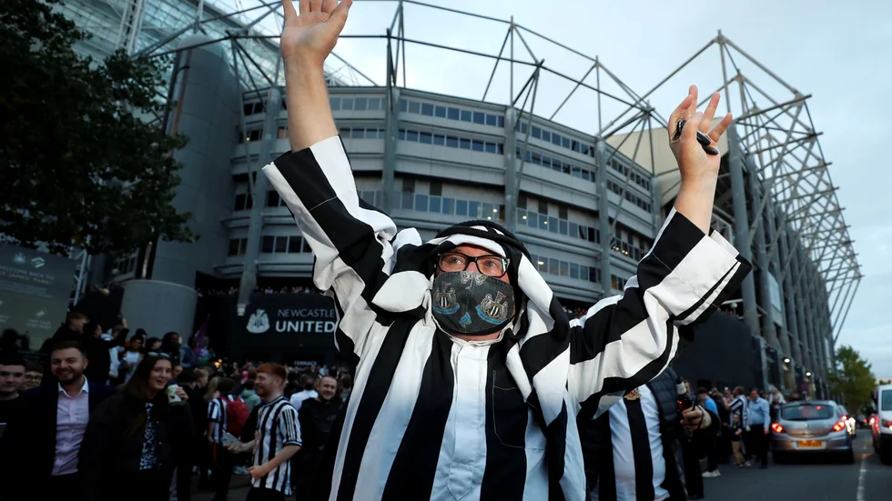 Eufori utanför St James Park i Newcastle förra torsdagen. Fansen, "Toon Army", jublade över att klubben tagits över av saudiska fondbolaget.