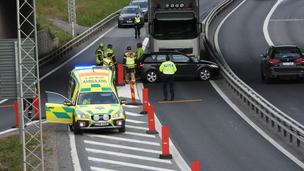 Föraren av personbilen erkände att hon bytt fil och kört över spärrlinjen. Hon får nu böta 1 500 kronor.