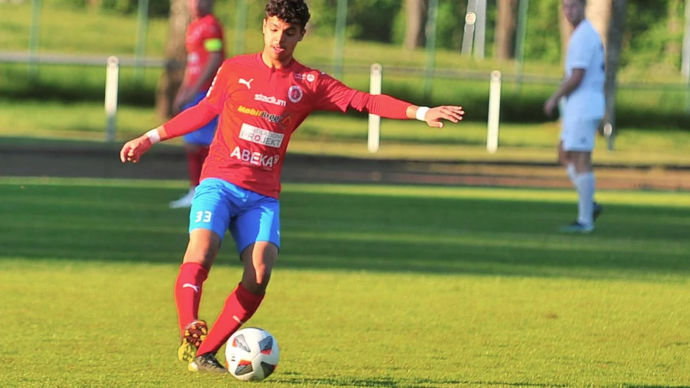 Yassin Mouram har fått A-lagskontrakt med Bissarna. Den unga mittbacken lär få chansen i helgen eftersom två av tre ordinarie mittbackar är avstängda.